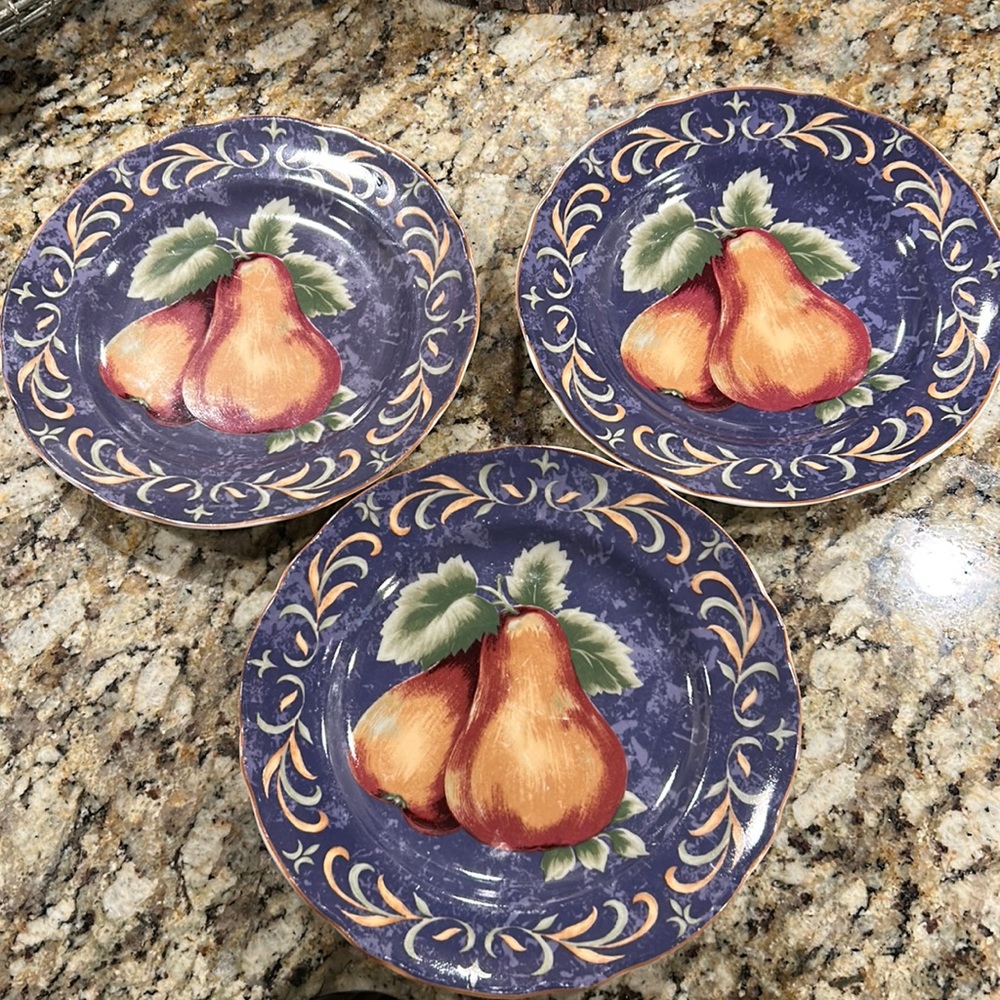 3 Napa Valley “Honey” patterned decorative plates. 🍐🍐🍽️🍽️